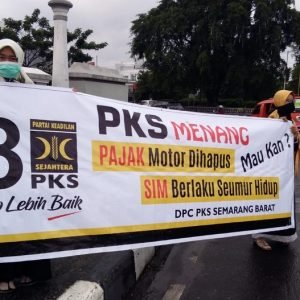 Ditemani Hujan, PKS Semarang Barat Kampanye Flashmob dari Atas Jembatan