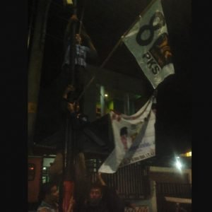 Bendera Sering Hilang, Kader PKS ini Lakukan Aksi “Panjat Pinang”